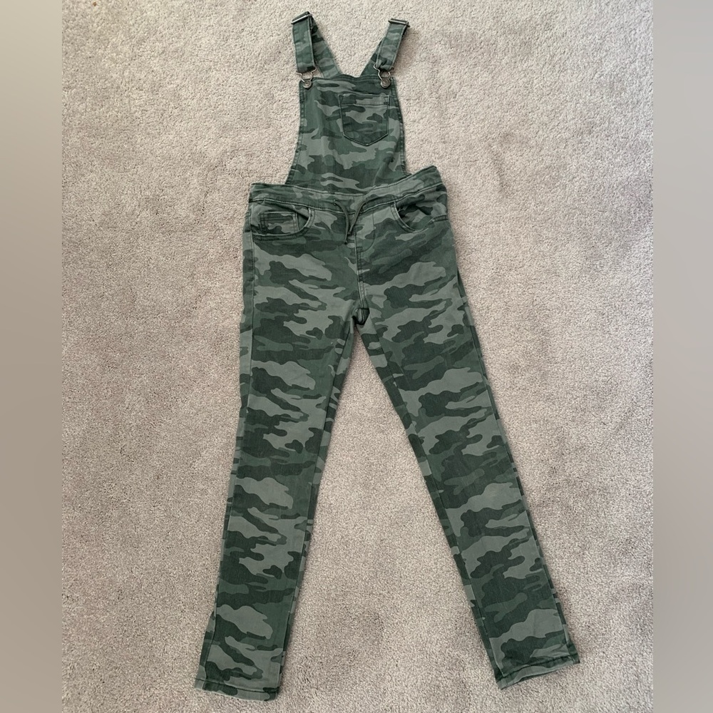Cute camo full-length girls overalls, size M(7/8), excellent condition!